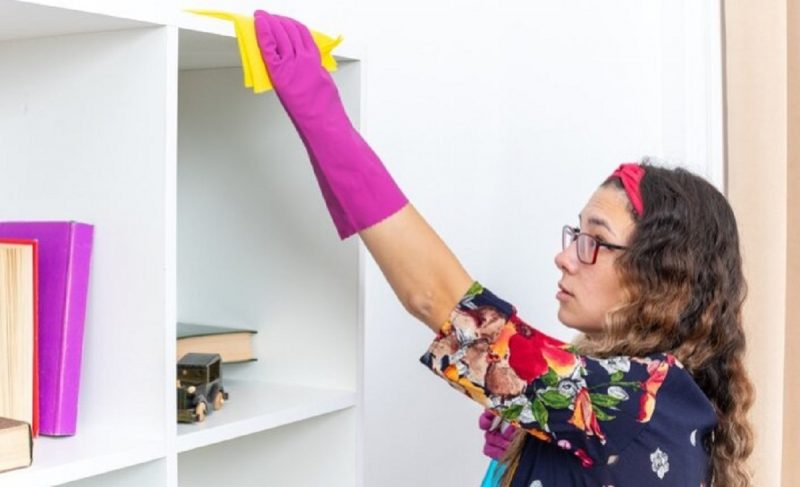 na foto aparece uma mulher que deixa a casa limpa demais com a mania de limpeza