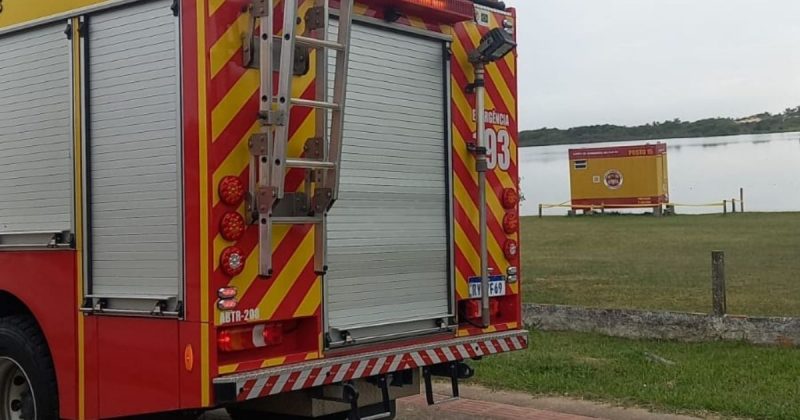 Viatura dos bombeiros na beira da lagoa em que a mulher se afogou