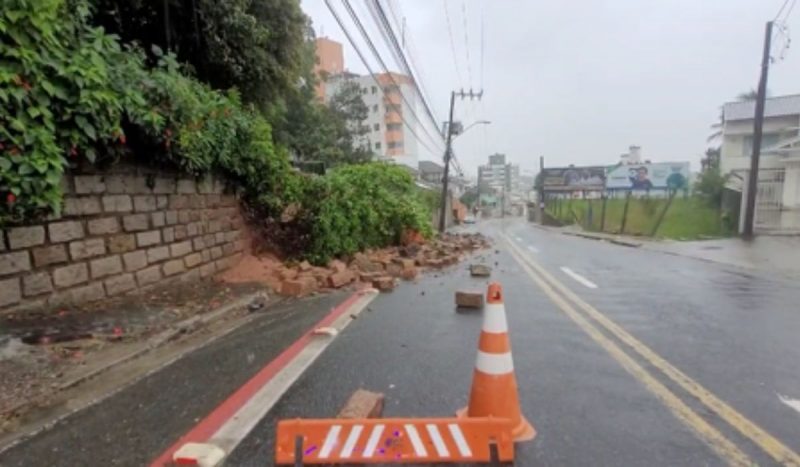 Queda de muro na rua Capitão Romualdo de Barros, próximo ao número 205, foi uma das ocorrências em Florianópolis durante chuvas