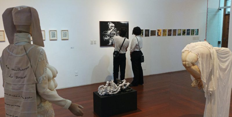 Museu de Arte de Blumenau: visitantes conferindo obras de artista exposto na cidade