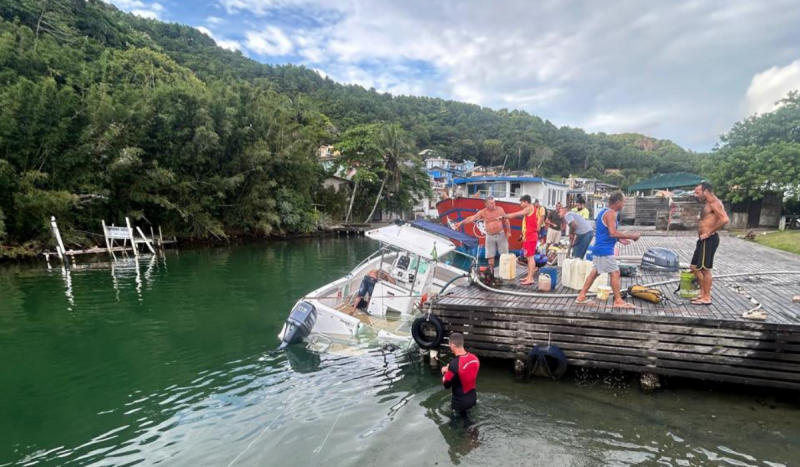 Imagem mostra embarcação naufragada no canal da Barra da Lagoa