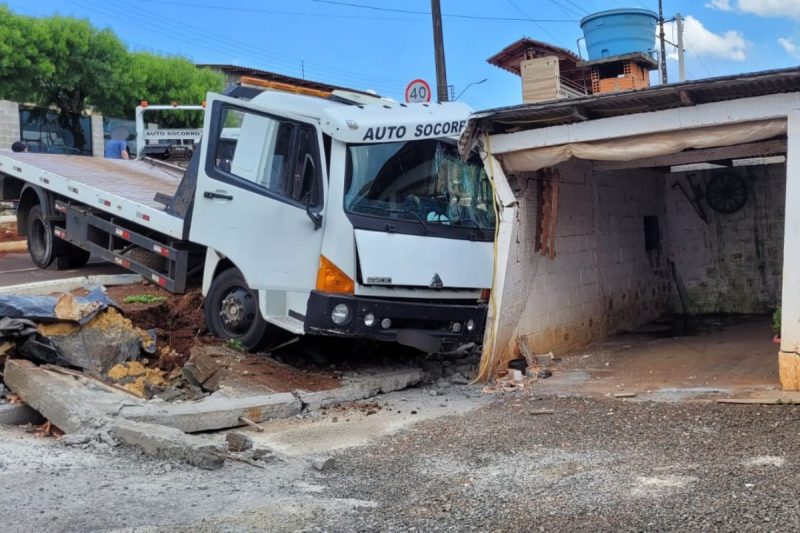 Caminhão fica sem freio ao descarregar carga e atinge casa em Chapecó