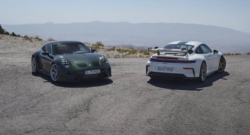 Dois modelos do Novo Porsche 911 GT3, nas cores verde e branco