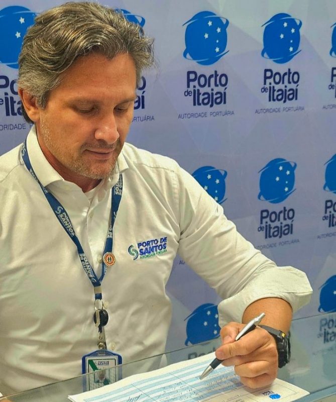 Foto dividida mostra novo superintendente do Porto de Itajaí 