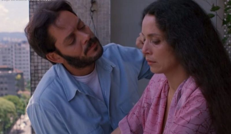 Raúl Juliá e Sônia Braga em cena de O Beijo da Mulher Aranha (1985) 