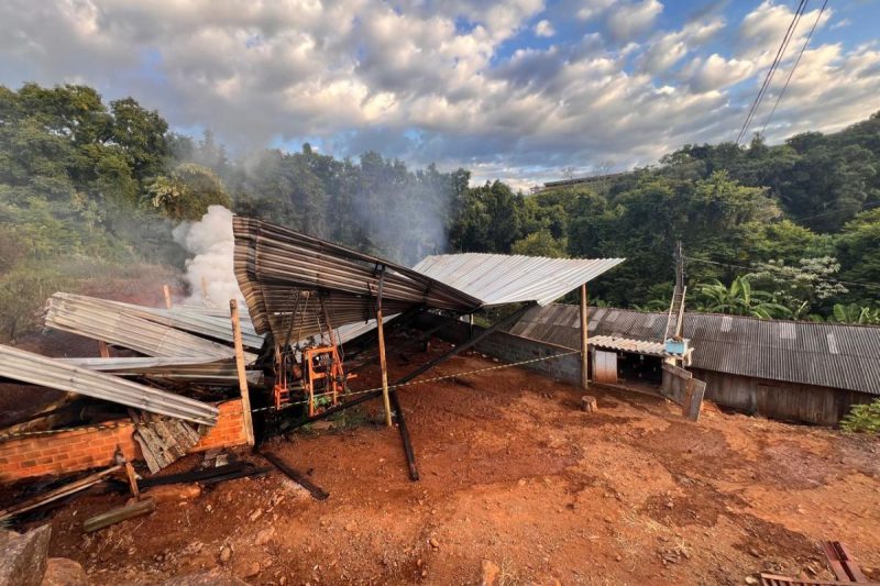 Fagulha de fornalha pode ter iniciado incêndio em galpão no Oeste de SC