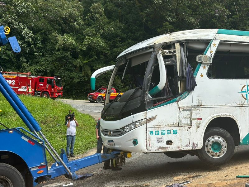 Passageiro relata momento quando ônibus com adolescentes tomba na serra em SC