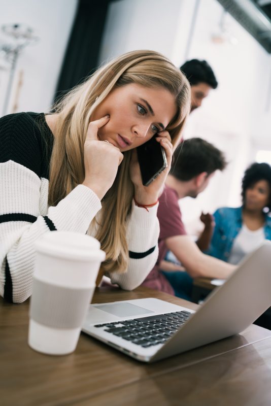 Mulher ao telefone enquanto trabalha