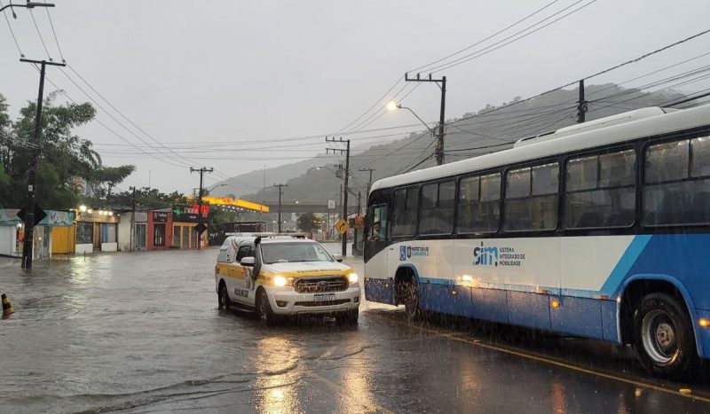 Trânsito na Grande Florianópolis é alterado em decorrência das chuvas. Na SC-405, trânsito completamente bloqueado devido ao acúmulo de agua na via