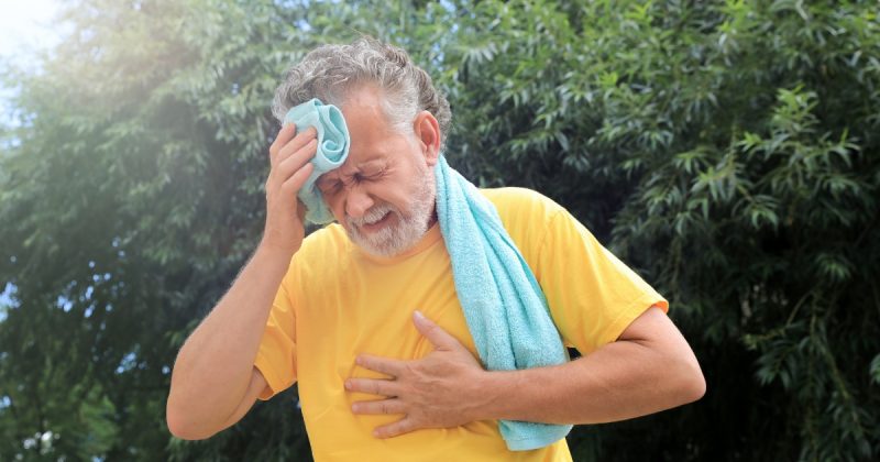 Homem passando mal no calor