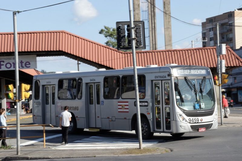 Linhas de ônibus em Blumenau: veículo no terminal da Fonte