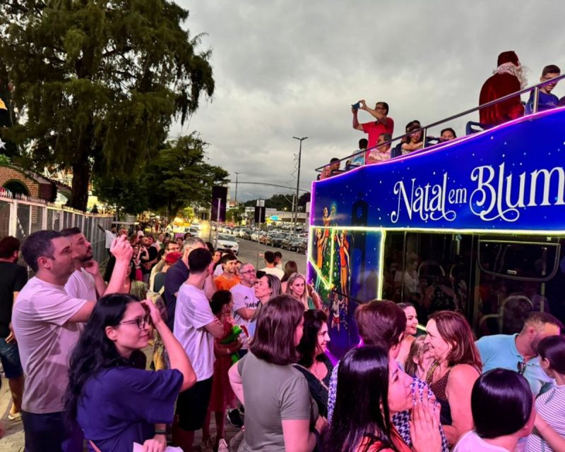 Passeios panorâmicos em Blumenau: visitantes durante passeio temático de Natal na cidade 