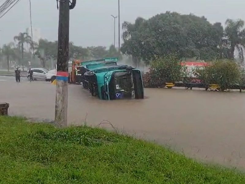 Ônibus da empresa Jotur chegou a tombar na quinta-feira (16) em decorrência das chuvas 