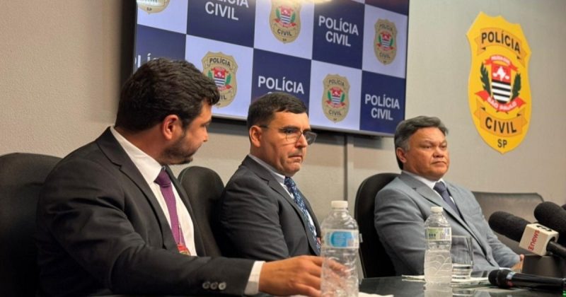 Delegados Gilson Silveira e Edmar Caparroz, da Polícia Civil, e o promotor Lincoln Gakiya, do Ministério Público, em coletiva de imprensa para falar sobre o plano de saúde do PCC