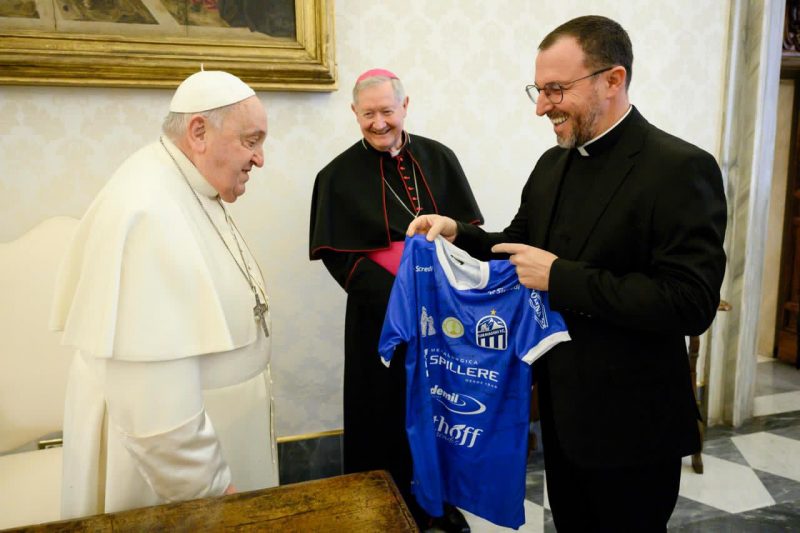 Papa Francisco recebeu a camisa do Caravaggio, time de SC foi representado por Padre