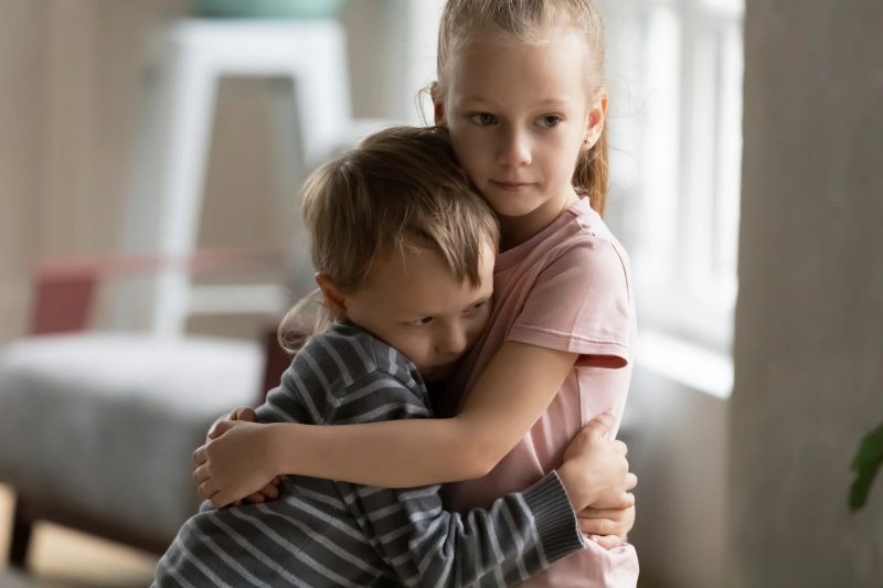 Irmã mais velha consolando o mais novo