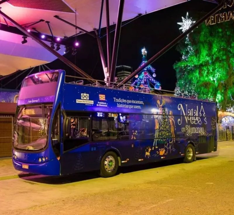 Ônibus onde são transportados passageiros durante passeio temático em Blumenau 