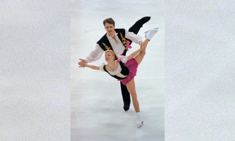 Patinadores russos, Evgenia Shishkova e Vadim Naumov, durante apresentação no Campeonato de Patinação Artística em 1996 