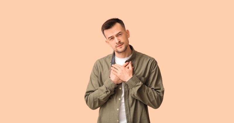 Homem com mãos no peito
