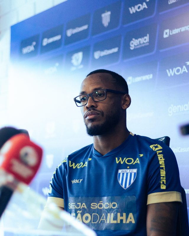 Pedro Costa foi apresentado no est&aacute;dio da Ressacada – Foto: Ava&iacute;/Divulga&ccedil;&atilde;o/ND