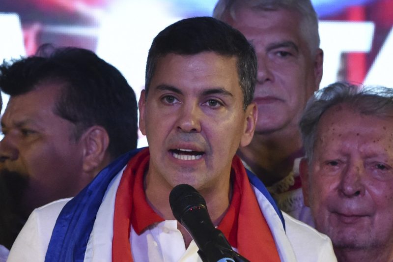 Presidente paraguaio Santiago Peña exigiu a saída dos diplomatas venezuelanos nesta segunda-feira (6) - Foto: AFP/ND