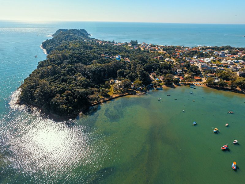 Imagem mostra vista do alto de praia de Penha, finalista de prêmio internacional