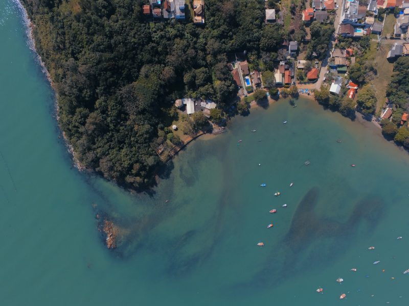 Imagem mostra vista do alto de praia de Penha, finalista de prêmio internacional