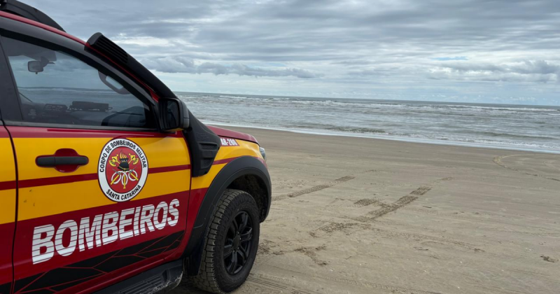 Viatura dos bombeiros na beira-mar durante buscas pelo pescador