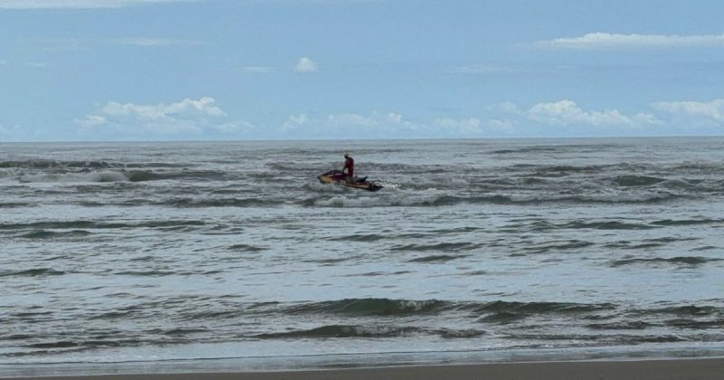 Motonáutica no mar durante as buscas pelo pescador