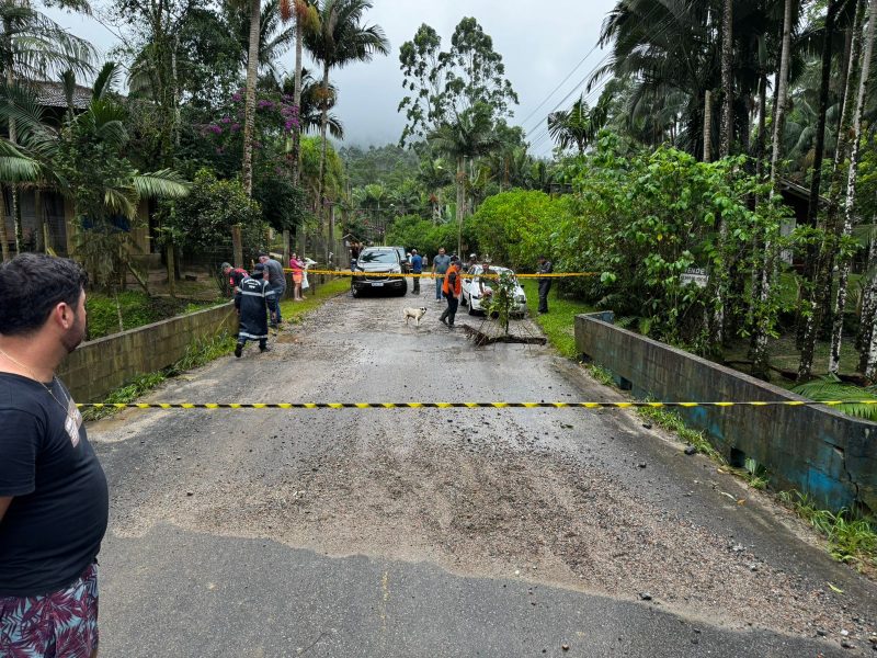 Foto mostra ponte em Itapema que foi interditada após fortes chuvas 