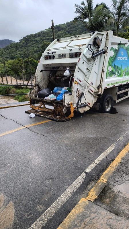 imagem mostra ponte rachada em Itapema por conta da chuva