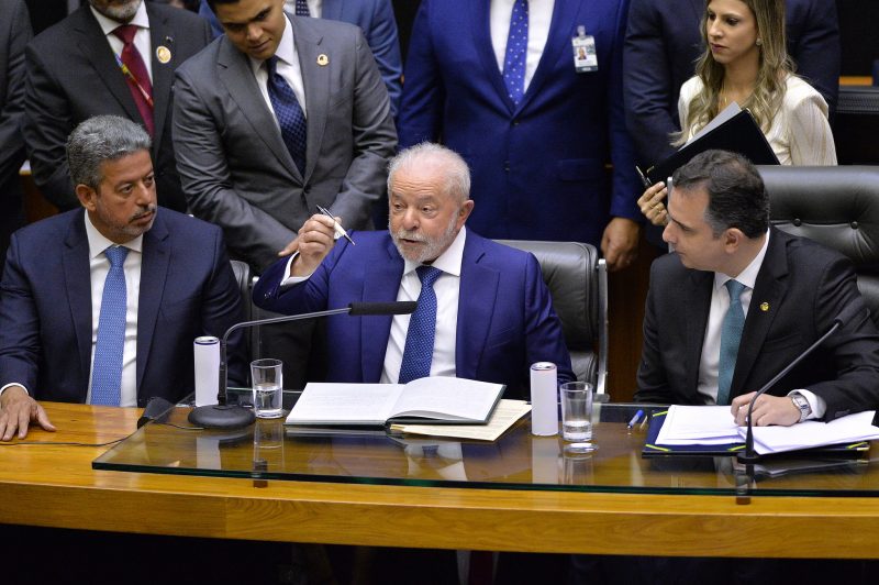 Lula ao lado de Lira, presidente da Câmara, e Pacheco, presidente do Senado