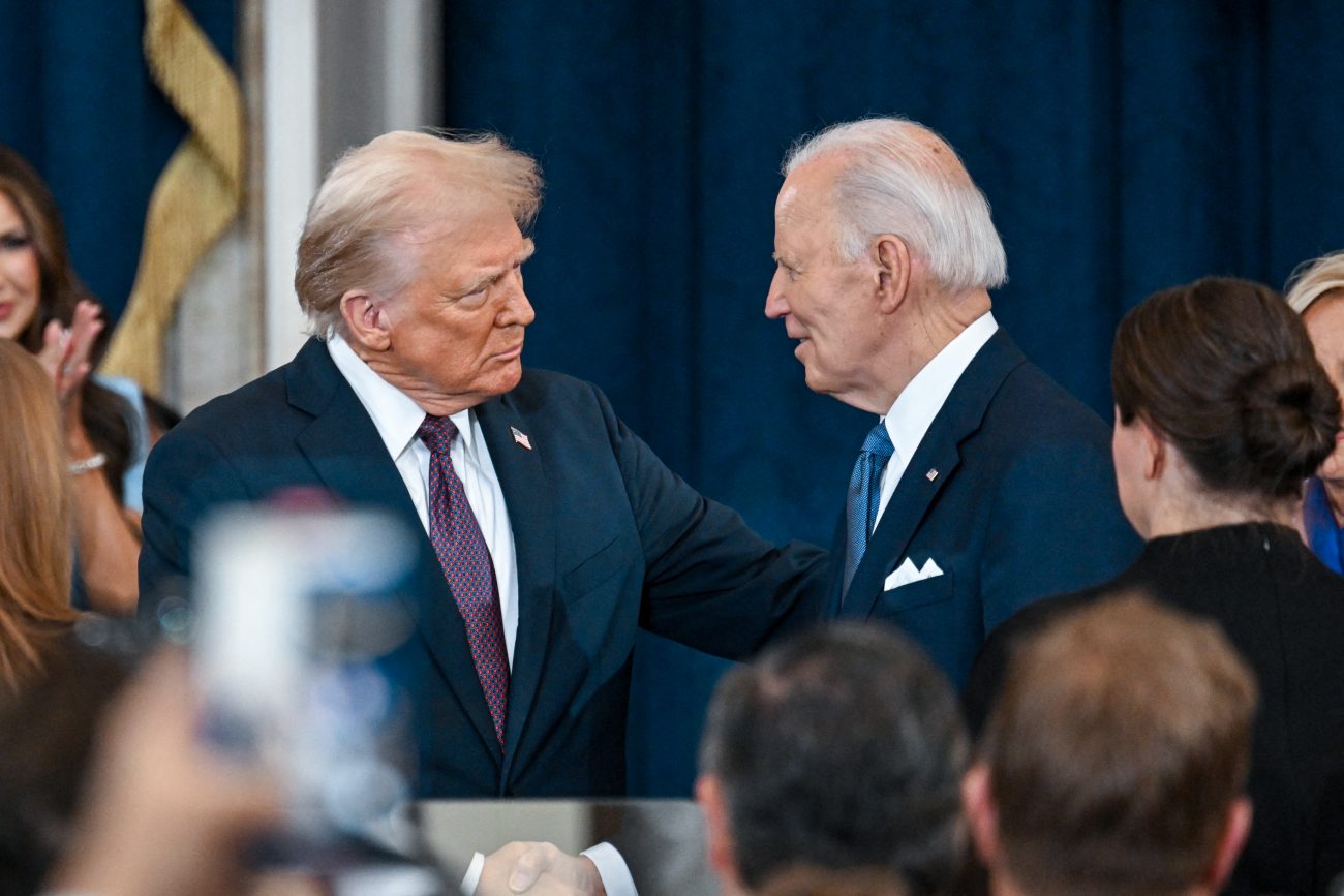 Trump e Biden apertando as mãos