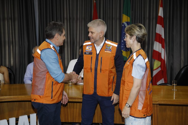 Egidio e Maria após receberem coletes da Defesa Civil