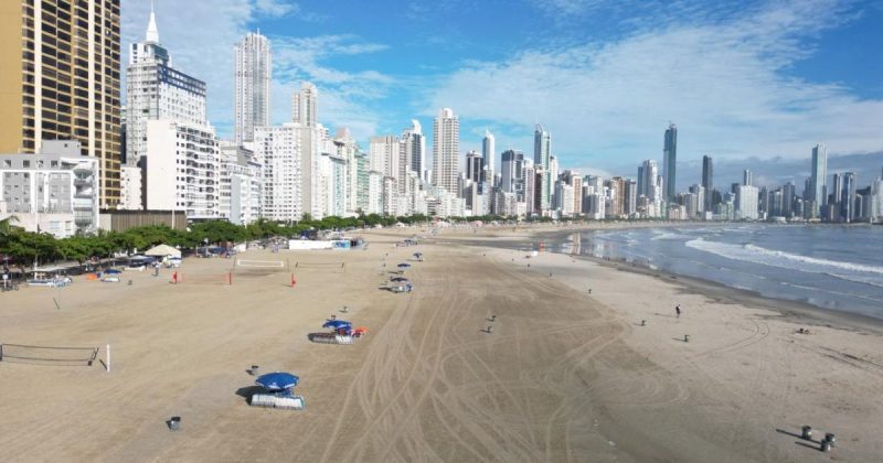 Imagem mostra praia Central de Balneário Camboriú recuperada dos estragos da chuva