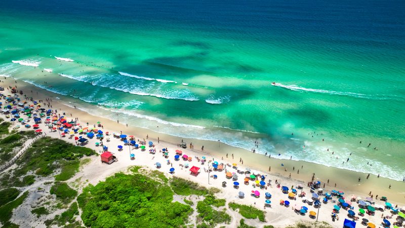 Praia de Florianópolis Capitais que fogem do padrão: o que une as ilhas dos manezinhos e capixabas