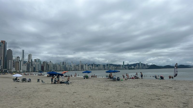 Foto mostra praia Central de Balneário Camboriú, local onde boias de sinalização serão instaladas 