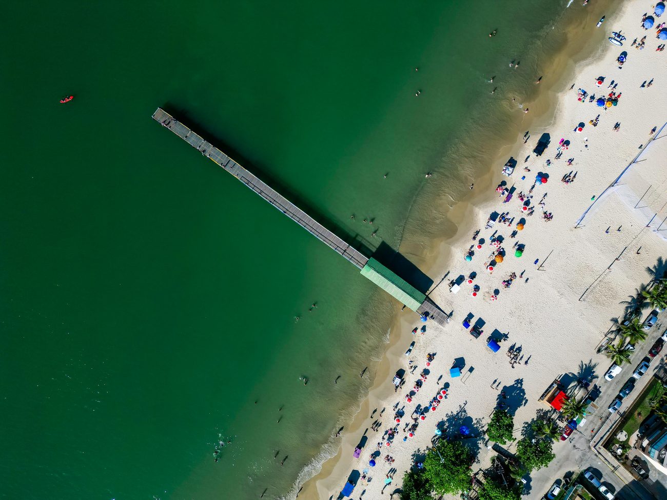 Praia de Canasvieiras, em Florianópolis, onde jovem amarrada e morta foi encontrada