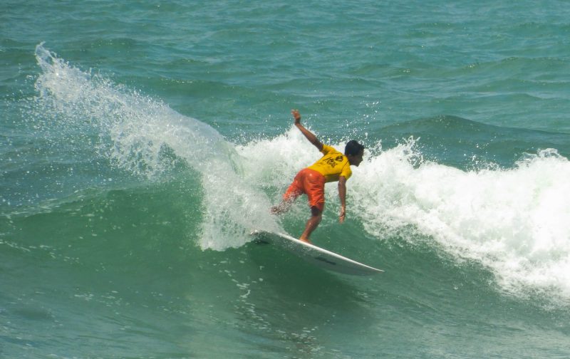 Surfista pegando onde em uma praia 