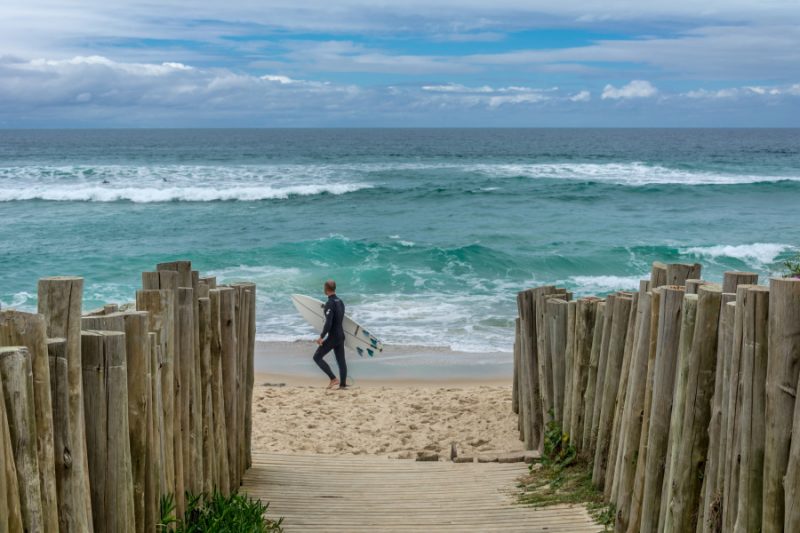 Surfista em frente a um mar com ondas agitadas 