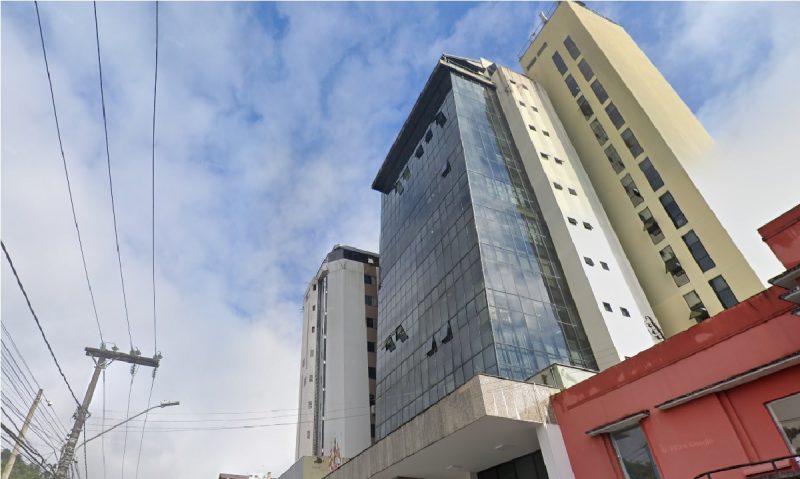 Foto da fachada do edifício onde forte vibração aconteceu