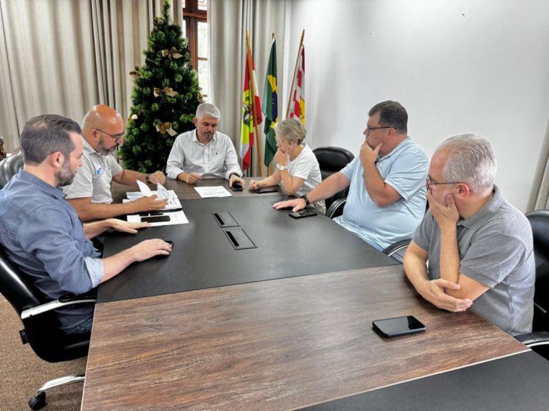 Membros da prefeitura de Blumenau em reunião sobre o aumento da tarifa no transporte coletivo