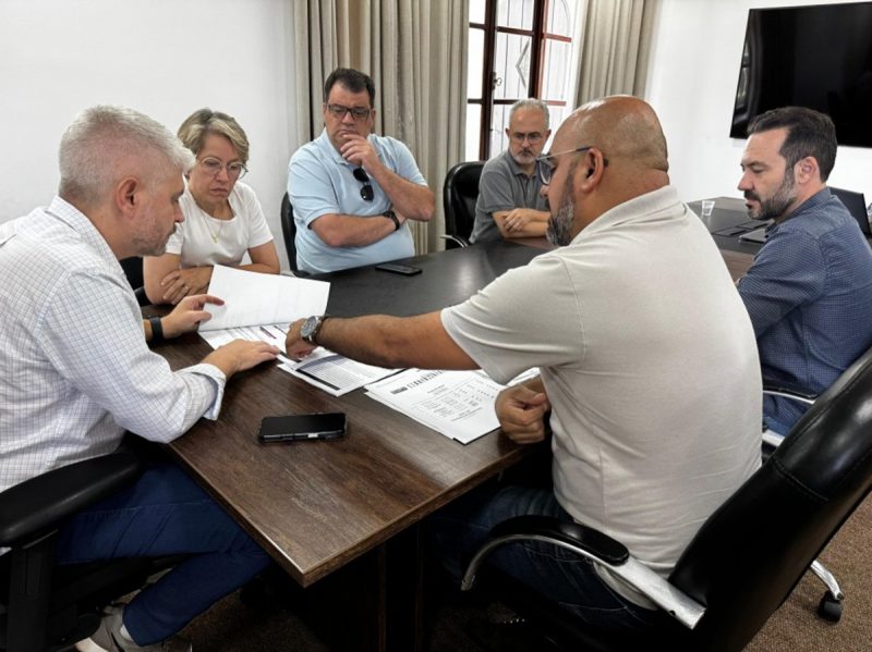 Membros da prefeitura de Blumenau em reunião sobre o aumento da tarifa no transporte coletivo