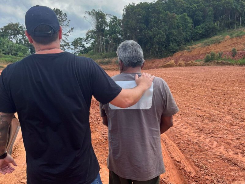 A imagem mostra um pai sendo preso depois de ser condenado de estuprar a própria filha, em Blumenau 