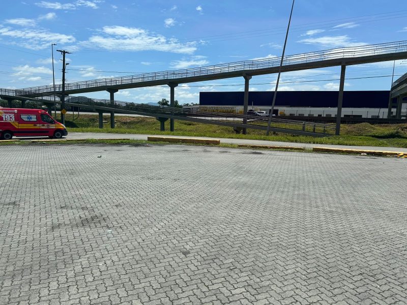 Ciclista caiu de uma altura de 7 metros 