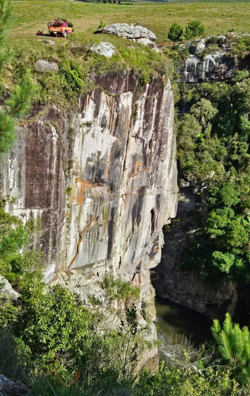 Queda na Garganta do Diabo em Lages: bombeiros durante resgate de vítima em canyon