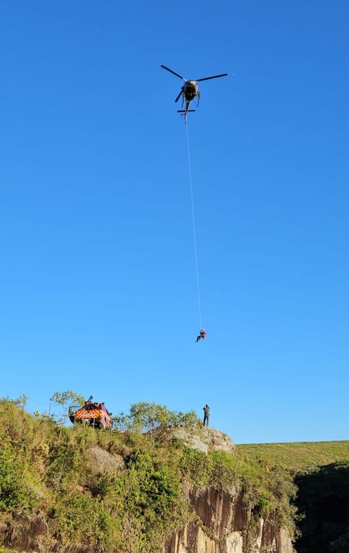 Queda na Garganta do Diabo em Lages: bombeiros durante resgate de vítima em canyon