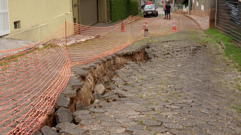 Rachadura em rua de Blumenau durante obra realizada ao lado da via 