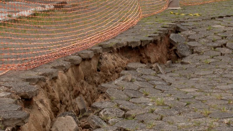 Rachadura em rua de Blumenau durante obra realizada ao lado da via 