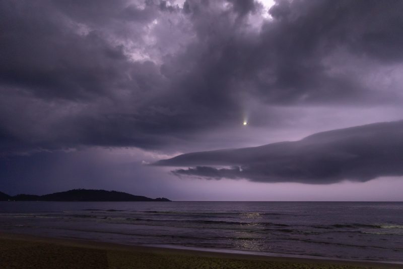 Raios atingem Ilha do Campeche e protagonizam espetáculo em Florianópolis